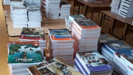Megérkeztek az új tankönyvek a Comeniusba!